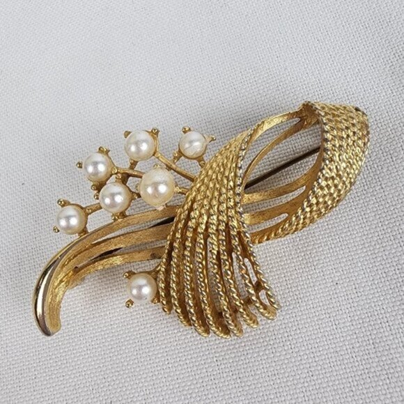 Vintage Faux Pearl Gold Tone Brooch - Picture 1 of 4